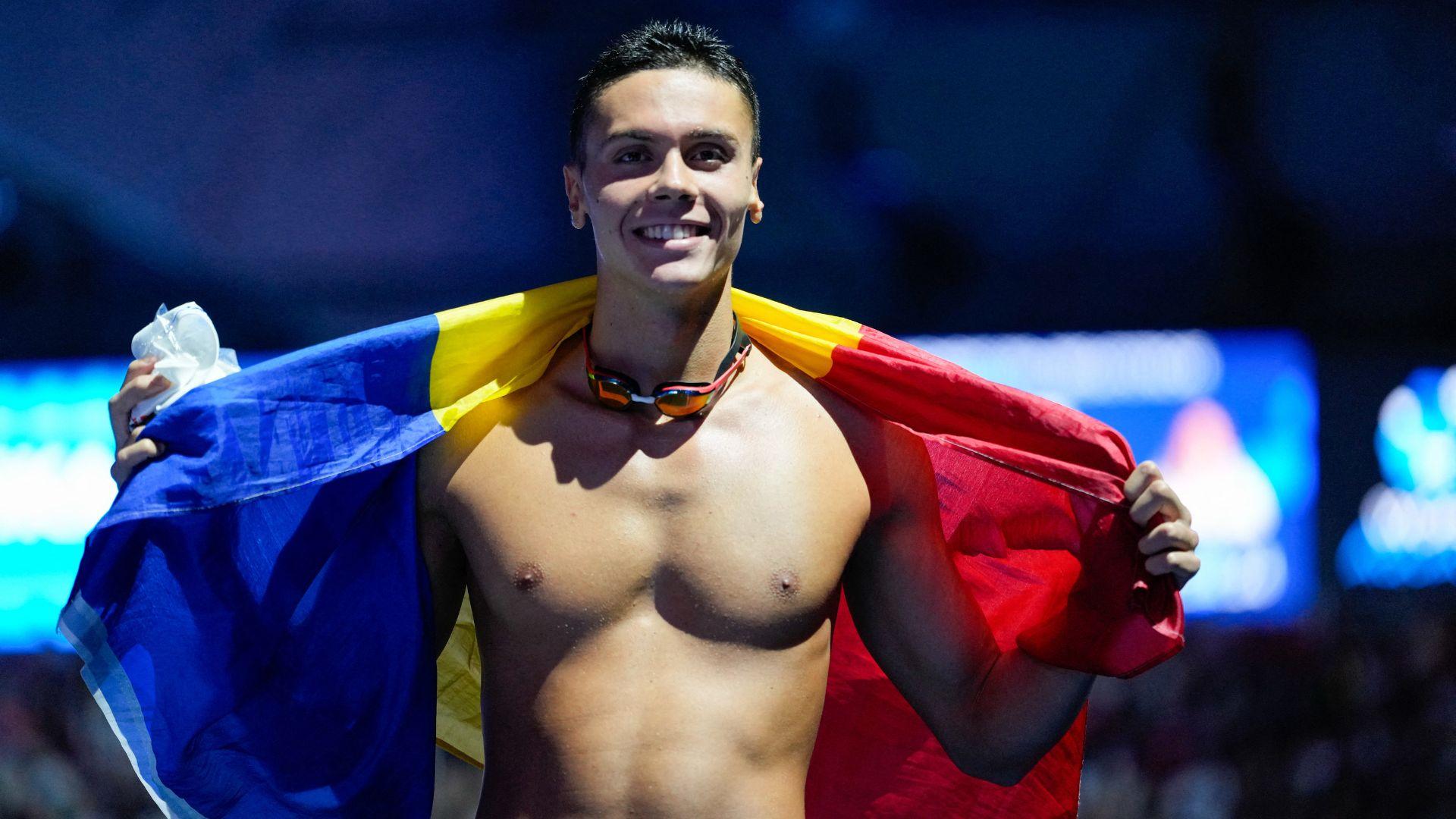 Când revine David Popovici în România, după Campionatul Mondial de la Singapore. Se întoarce în țară cu două medalii de aur