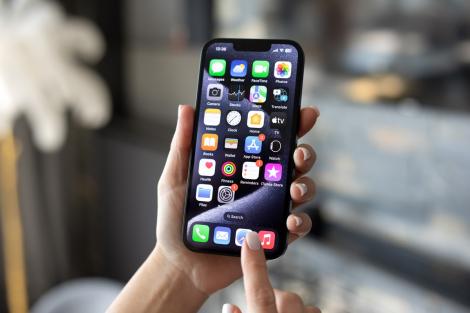 Utilizatorii iPhone sunt sfătuiți să descarce de urgență actualizarea iOS 18.6. Ce probleme rezolvă