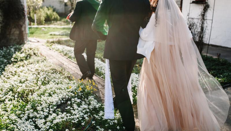 O mireasă a primit o cerință mai puțin obișnuită de la socrii în luna de miere. Internauții au avertizat-o: „Red flag”