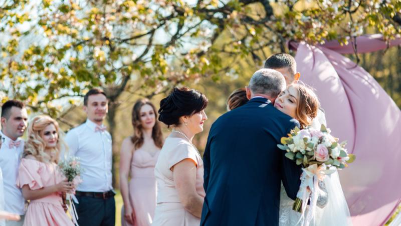 O mireasă a primit o cerință mai puțin obișnuită de la socrii în luna de miere. Internauții au avertizat-o: „Red flag”