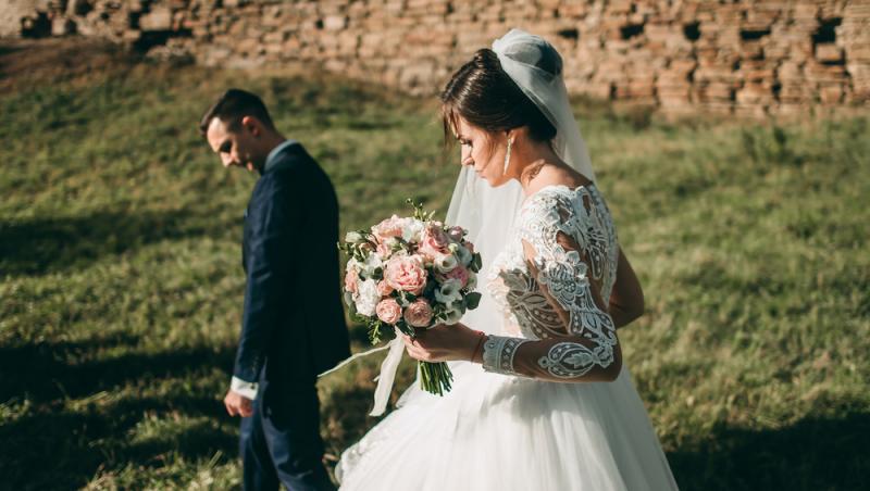 O mireasă a primit o cerință mai puțin obișnuită de la socrii în luna de miere. Internauții au avertizat-o: „Red flag”