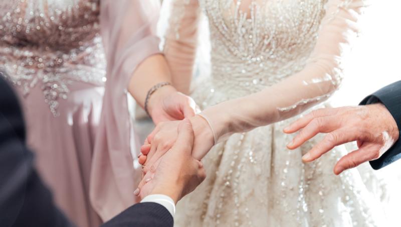 O mireasă a primit o cerință mai puțin obișnuită de la socrii în luna de miere. Internauții au avertizat-o: „Red flag”