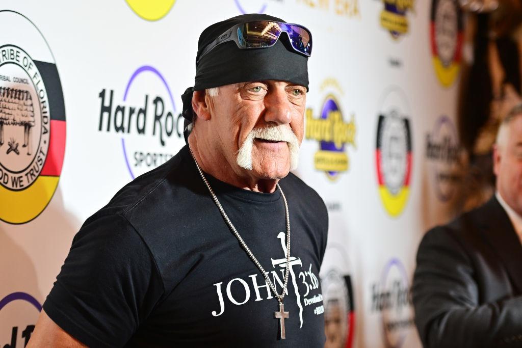 Hulk Hogan îmbrăcat într-o ținută neagră