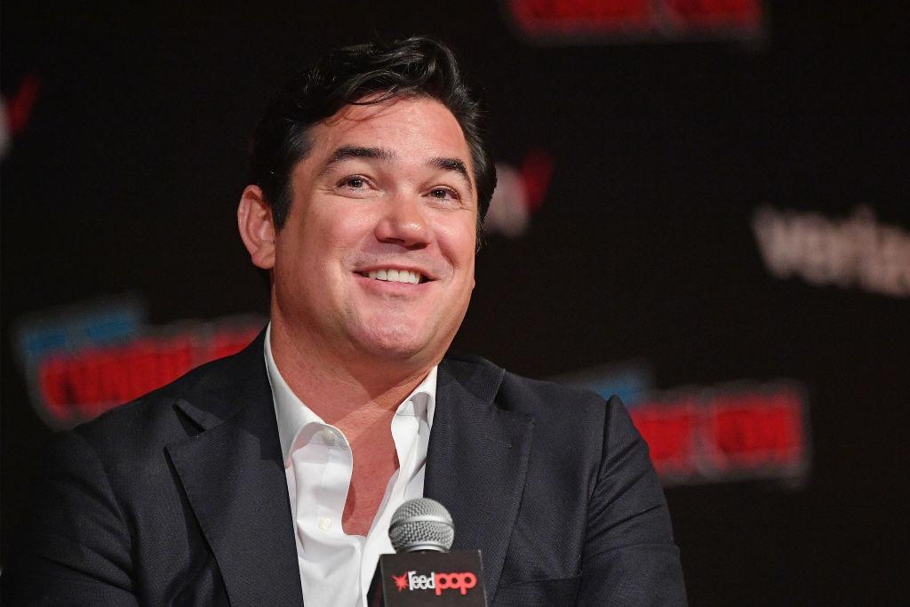 Dean Cain îmbrăcat într-un costum negru