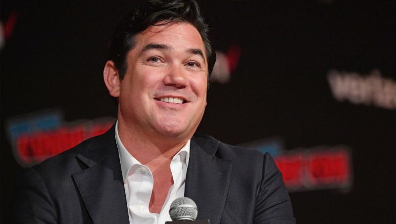 Dean Cain îmbrăcat într-un costum negru