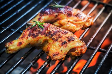 Carne de pui la grătar suculentă și savuoase. 6 rețete pe care să le încerci vara aceasta