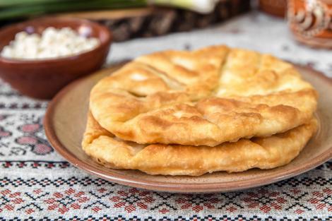 Cum se face aluatul pentru plăcinte la tigaie. Modul simplu prin care poți face rapid un super desert