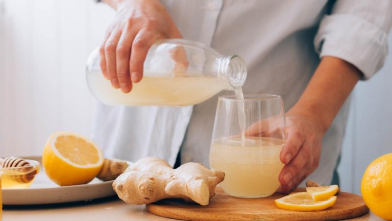 femeie turnând suc de ghimbir