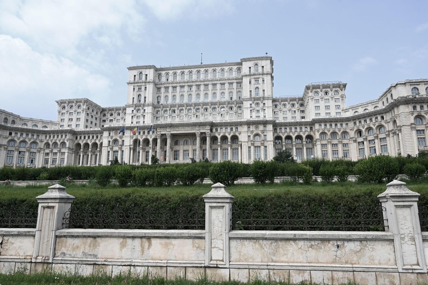 O turistă a căzut în genunchi și a plâns de fericire atunci când a văzut Palatul Parlamentului din București. Care a fost motivul
