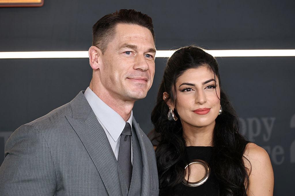 John Cena alături de soția lui, Shay Shariatzadeh, ambii îmbrăcați elegant