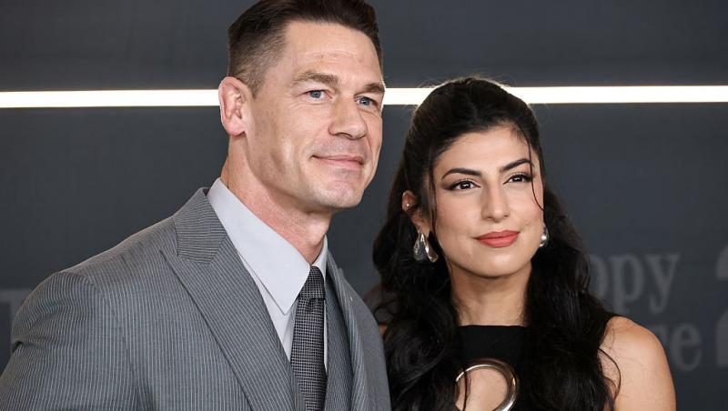 John Cena alături de soția lui, Shay Shariatzadeh, ambii îmbrăcați elegant