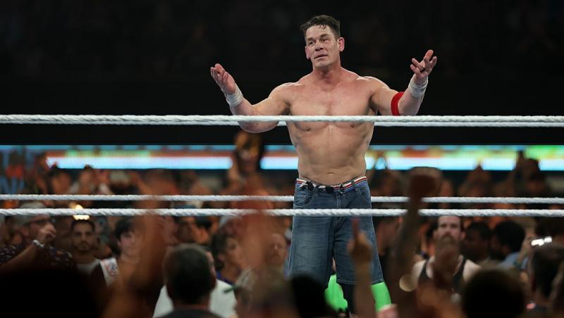 John Cena în ringul de luptă, aclamat de fani