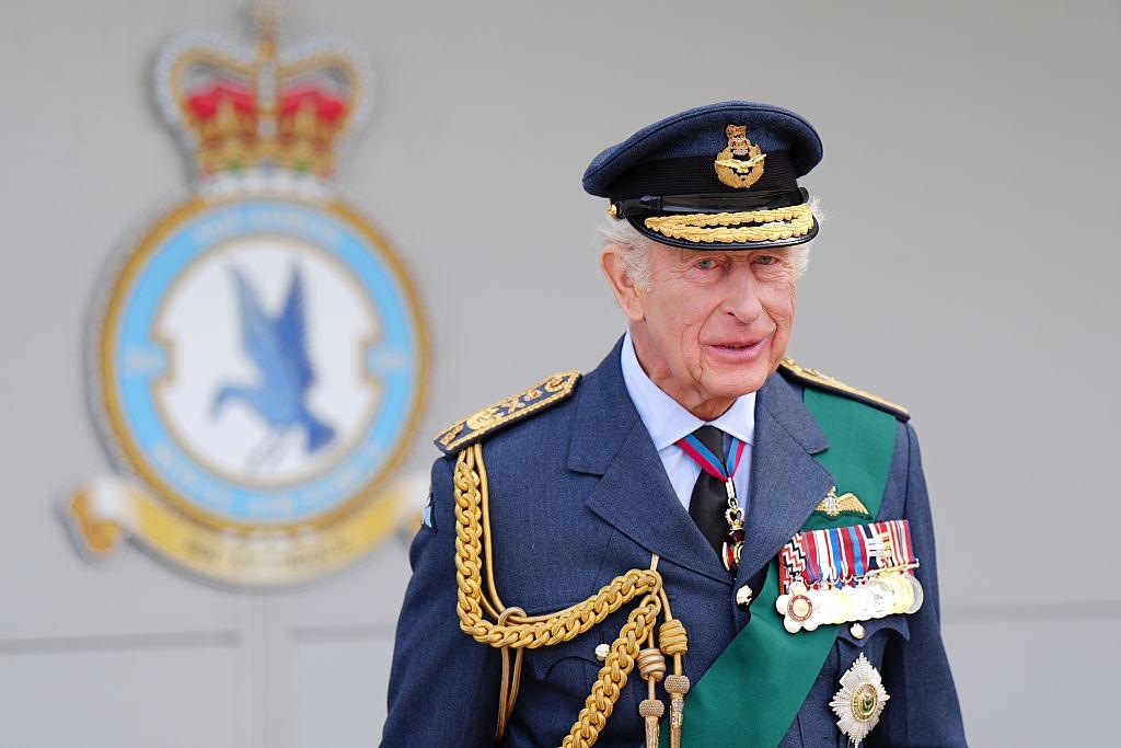 Regele Charles îmbrăcat cu un costum decorat cu medalii