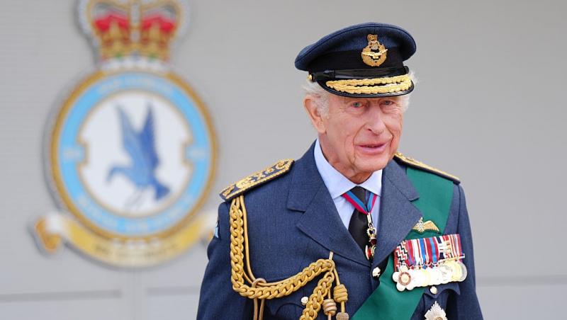 Regele Charles îmbrăcat cu un costum decorat cu medalii