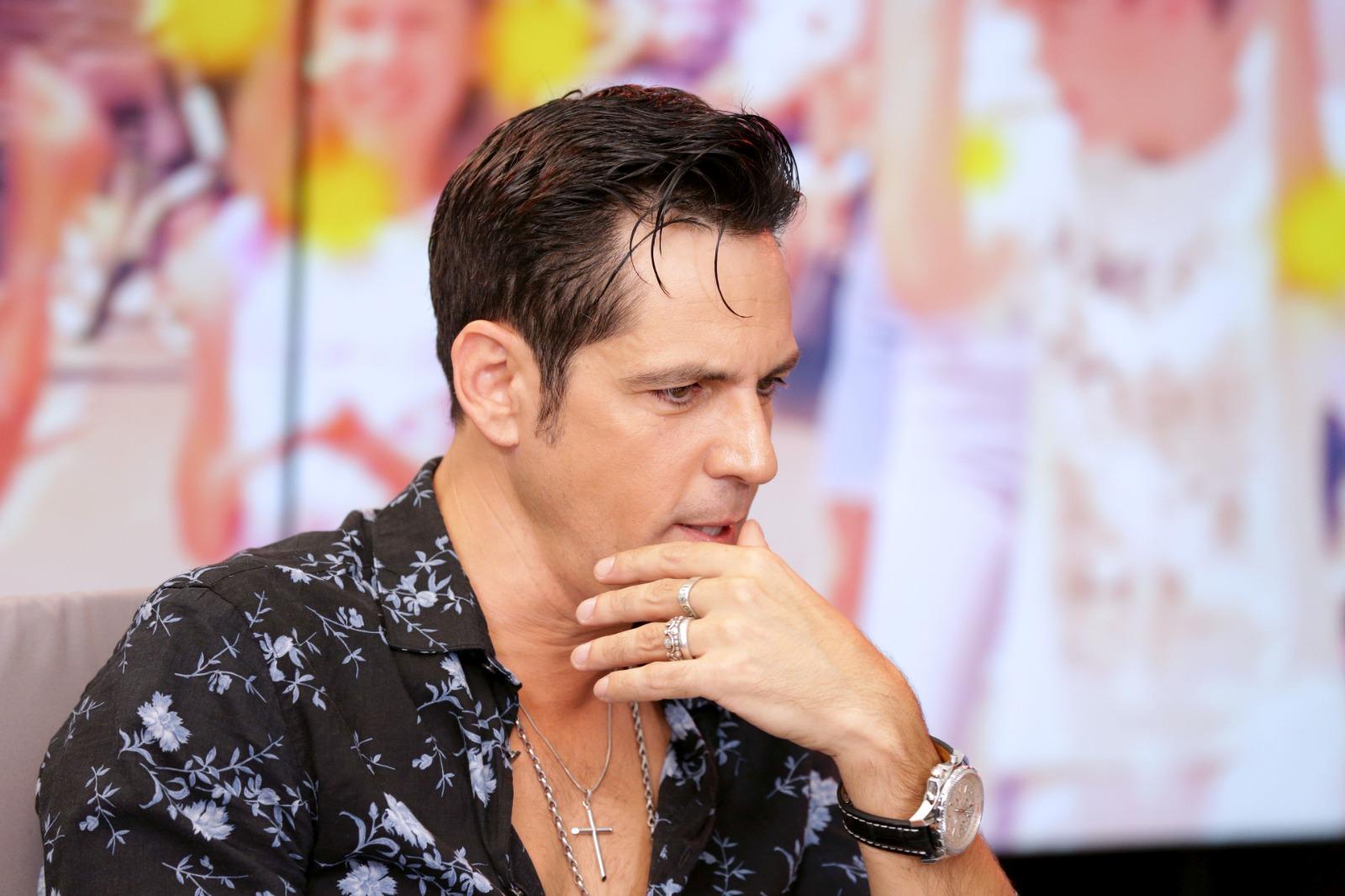 Ștefan Bănică Jr. îmbrăcat cu o cămașă neagră cu detalii albastre