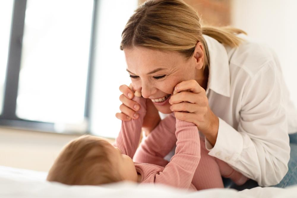 Există o modalitate corectă de a vorbi cu bebelușul tău? Un expert &icirc;n dezvoltarea creierului explică ce &icirc;nseamnă &rdquo;parentese&rdquo;