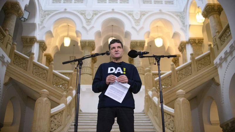 Președintele Nicușor Dan, criticat pentru alegerile sale vestimentare la o drumeție în natură. Cum a apărut la un festival