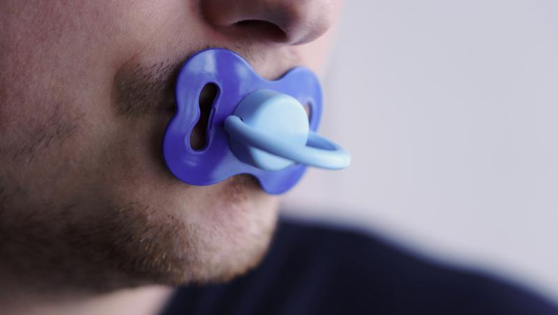 Suzeta pentru adulți care reduce stresul și anxietatea uimește internetul. Cât costă un astfel de produs