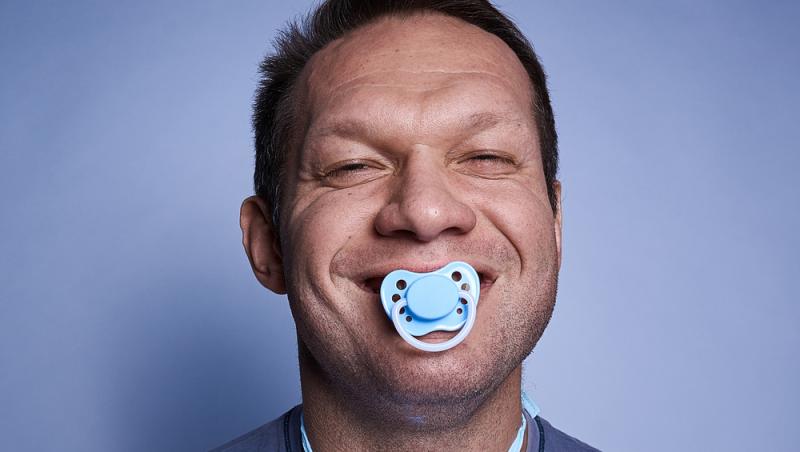 Suzeta pentru adulți care reduce stresul și anxietatea uimește internetul. Cât costă un astfel de produs