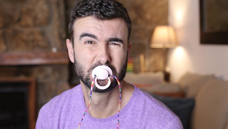 Suzeta pentru adulți care reduce stresul și anxietatea uimește internetul. Cât costă un astfel de produs