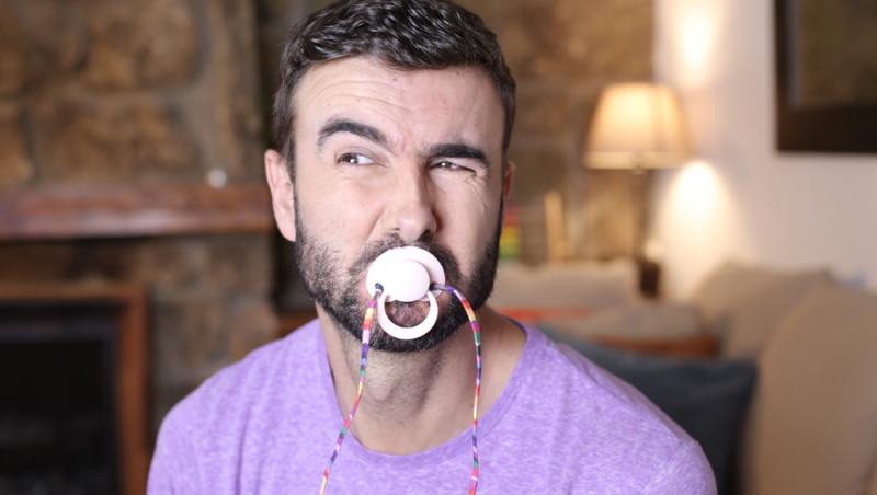 Suzeta pentru adulți care reduce stresul și anxietatea uimește internetul. Cât costă un astfel de produs