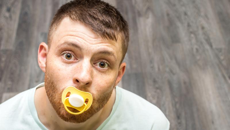 Suzeta pentru adulți care reduce stresul și anxietatea uimește internetul. Cât costă un astfel de produs