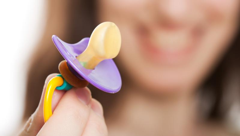 Suzeta pentru adulți care reduce stresul și anxietatea uimește internetul. Cât costă un astfel de produs