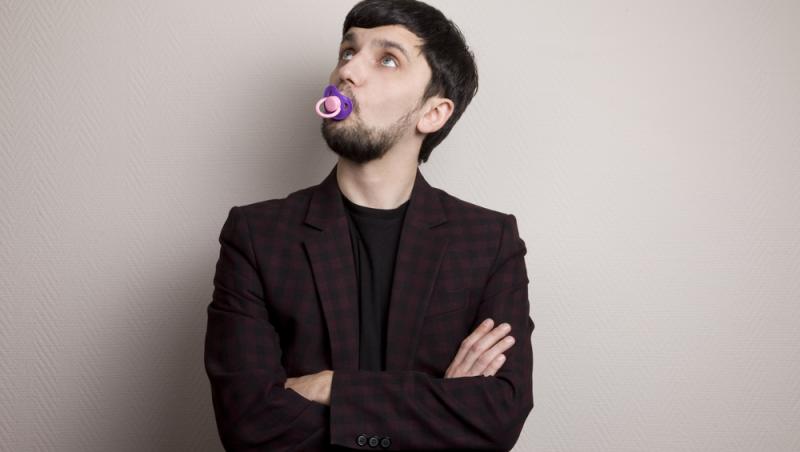 Suzeta pentru adulți care reduce stresul și anxietatea uimește internetul. Cât costă un astfel de produs