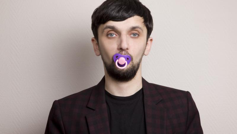 Suzeta pentru adulți care reduce stresul și anxietatea uimește internetul. Cât costă un astfel de produs