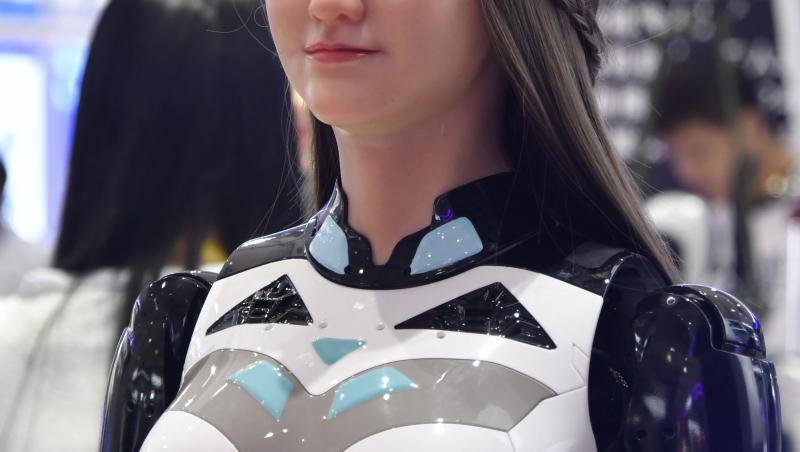 Robot care arată ca femeie la Confrința Mondială de Robotică 2025