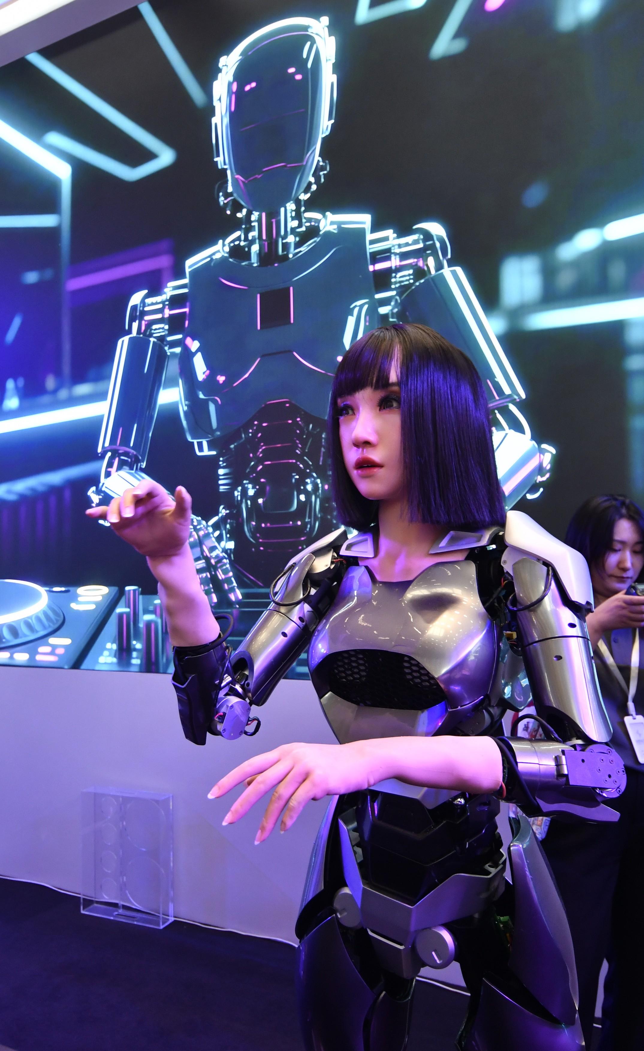 Robot cu părul scurt, care arată ca o femeie