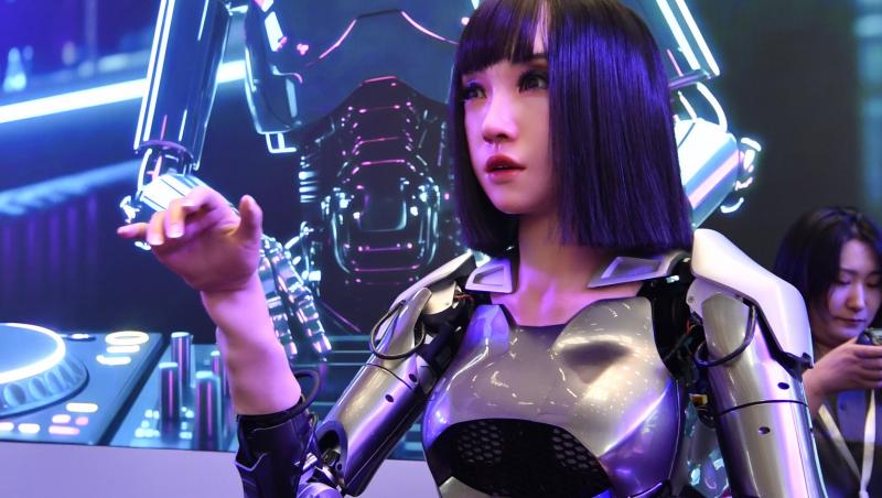 Robot cu părul scurt, care arată ca o femeie