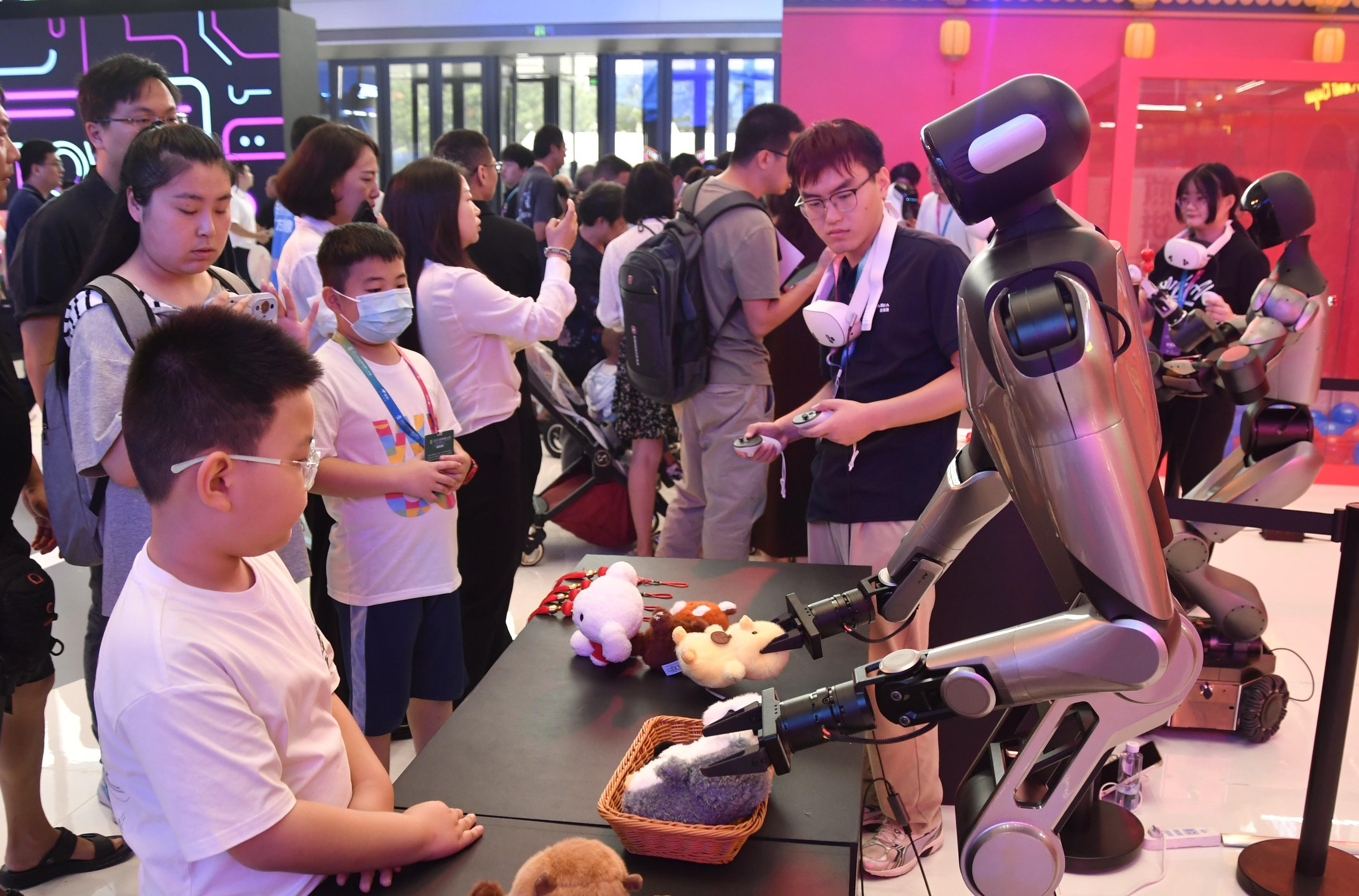 Robot care sortează jucării în fața unor copii