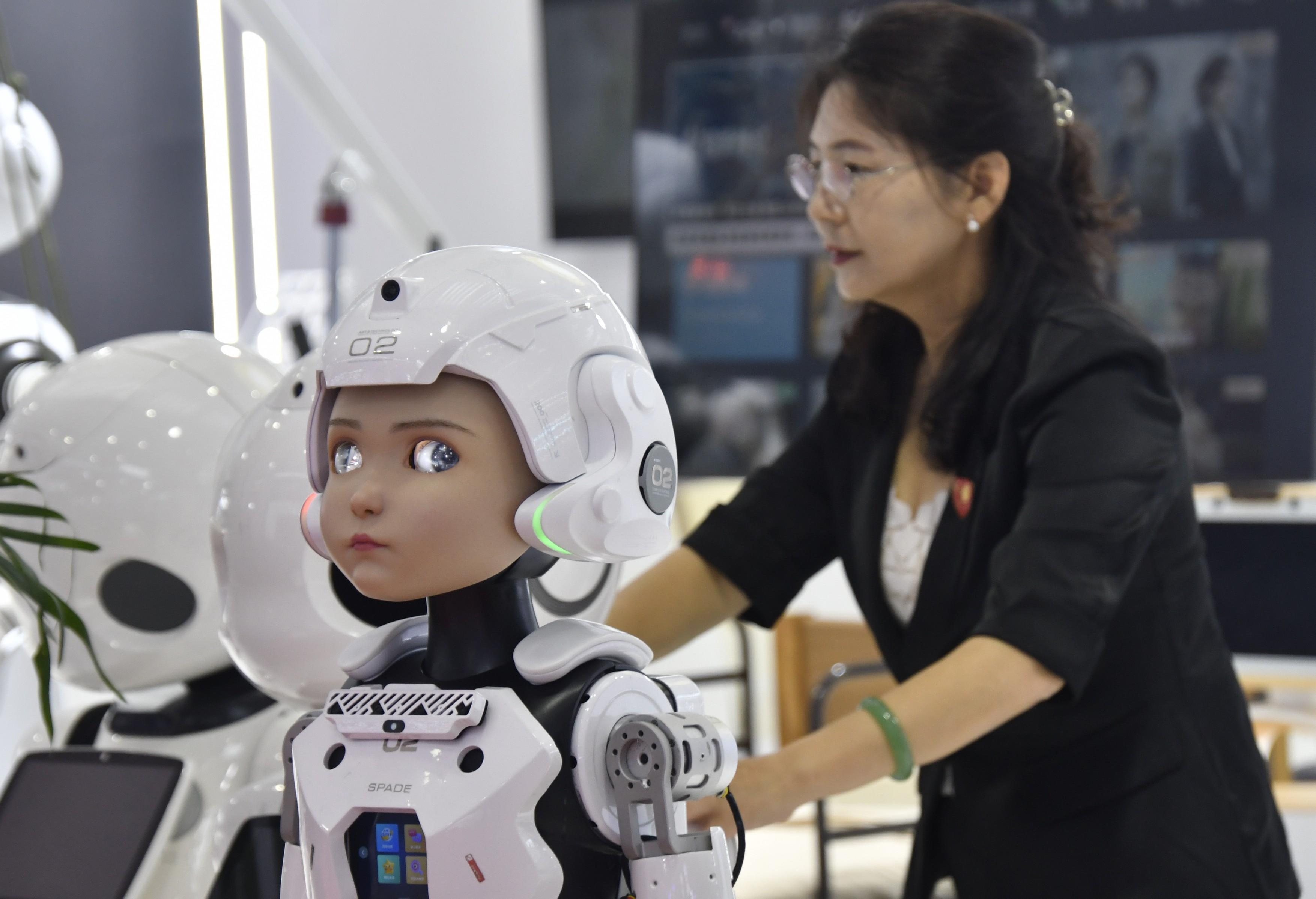 Robot care arată ca un copil SF la Conferința mondială de robotică 2025