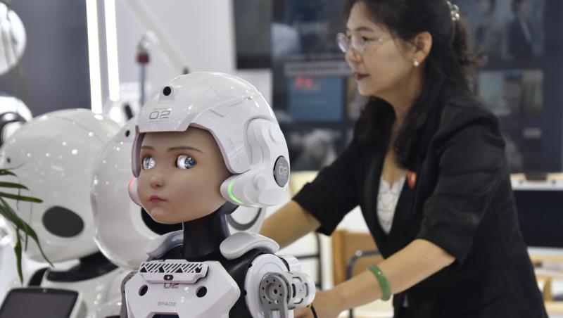 Robot care arată ca un copil SF la Conferința mondială de robotică 2025