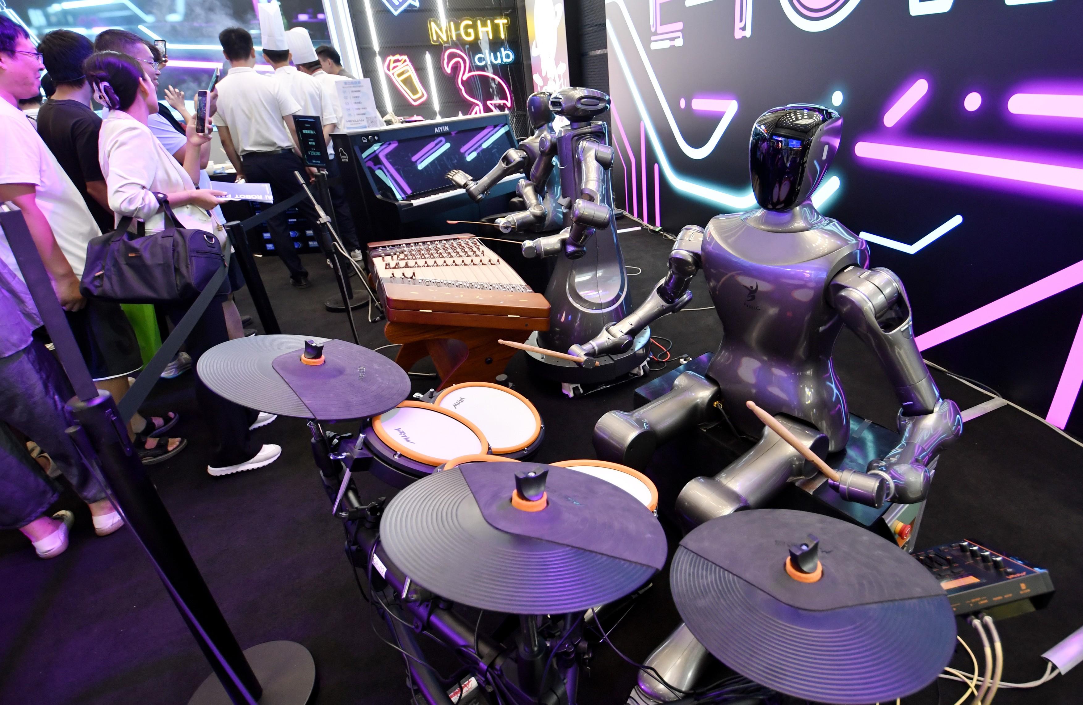 Robot care cântă la tobe