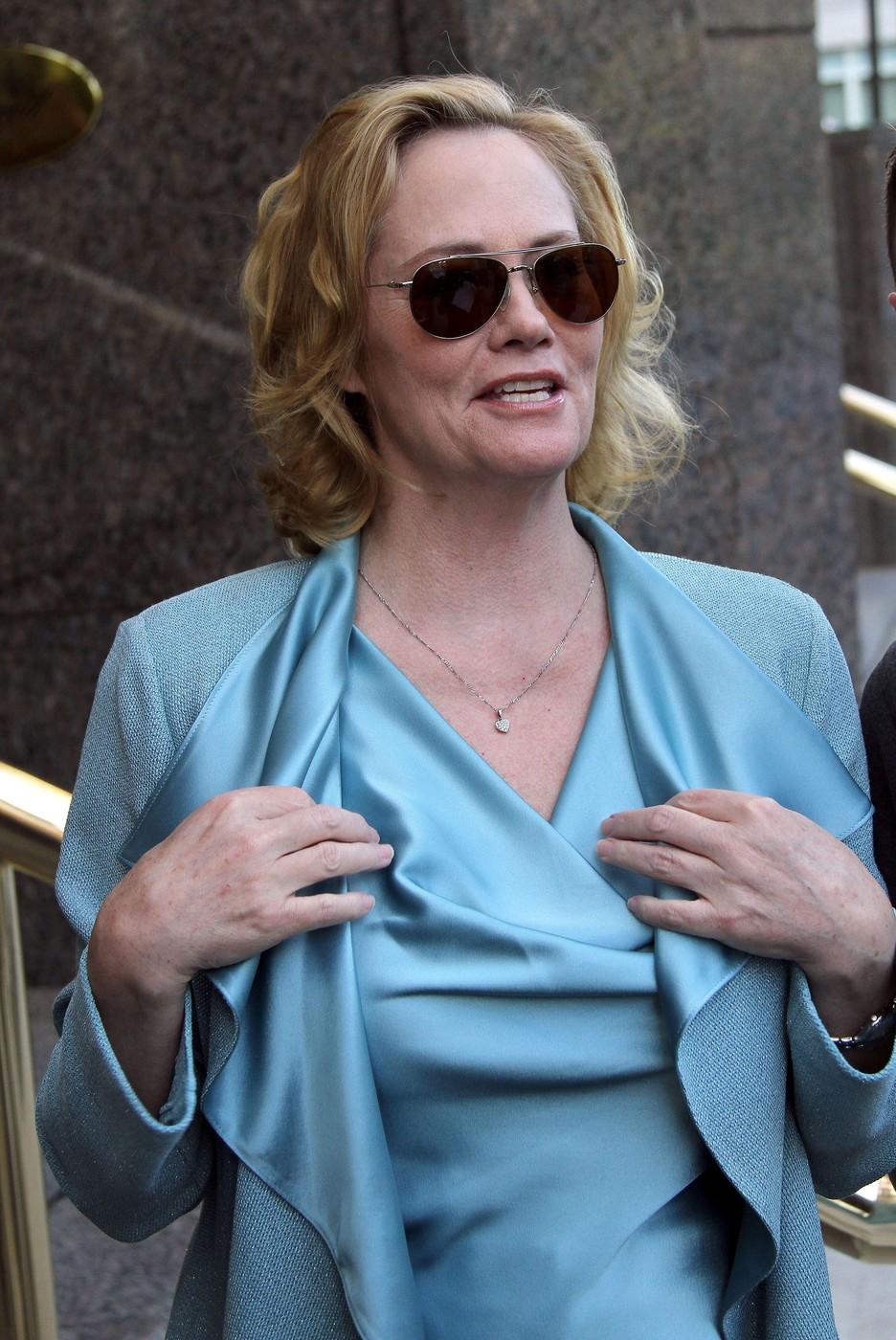 Cybill Shepherd îmbrăcată într-o ținută complet albastră, accesorizată cu ochelari de soare