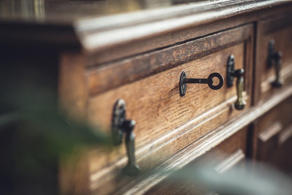 Ce avere a găsit un om într-un dulap cumpărat cu 200 de euro. Surpriza a fost una mare