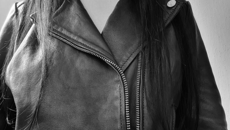 imagine cu o geaca neagra de piele