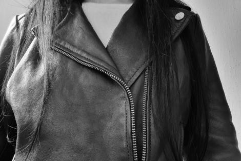 Un bărbat a cumpărat o geacă de piele de cu doar 34 de lei de la un magazin second hand. Ce a descoperit în buzunar