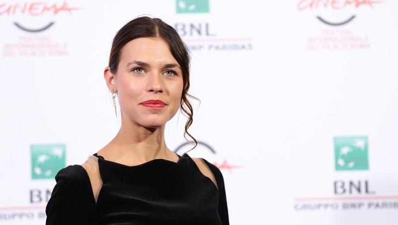 Ana Ularu îmbrăcată într-o rochie neagră elegantă