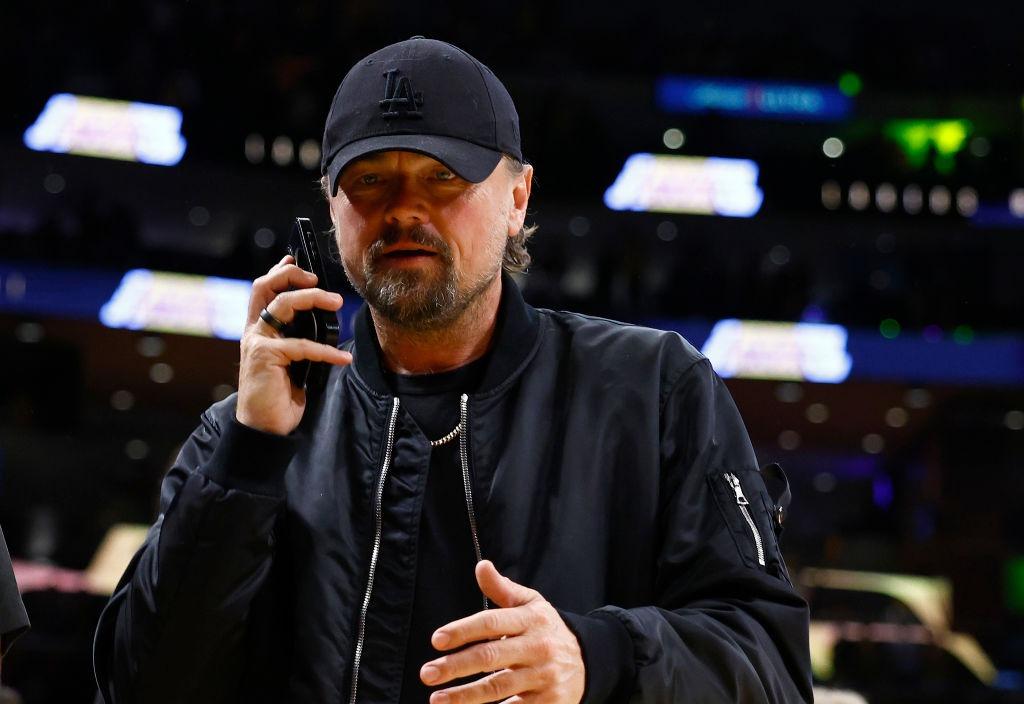 Leonardo DiCaprio îmbrăcat într-o ținută casual neagră, vorbind la telefon