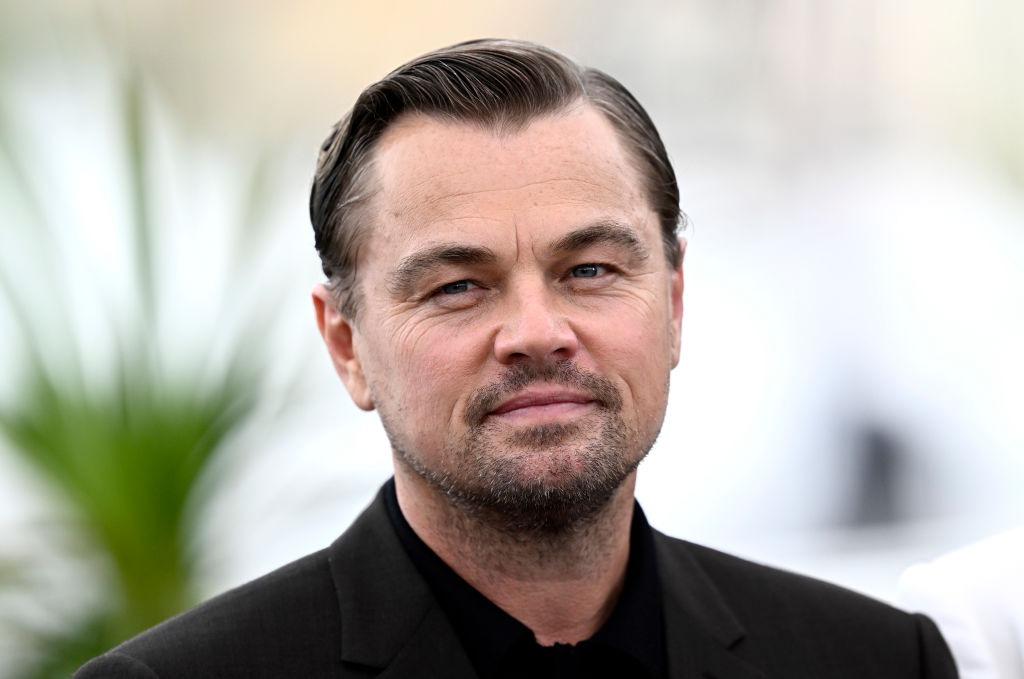 Leonardo DiCaprio îmbrăcat într-o ținută complet neagră, elegantă
