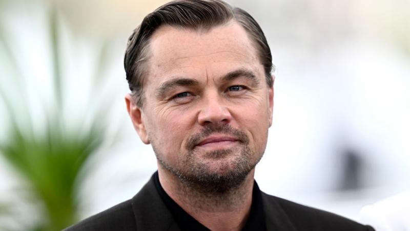 Leonardo DiCaprio îmbrăcat într-o ținută complet neagră, elegantă