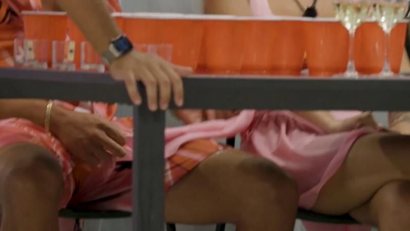 Insula Iubirii Plus, sezonul 9. Gesturile intime pe sub masă nedifuzate la TV. Ce promisiune a rugat-o Teo pe Ella să îi facă