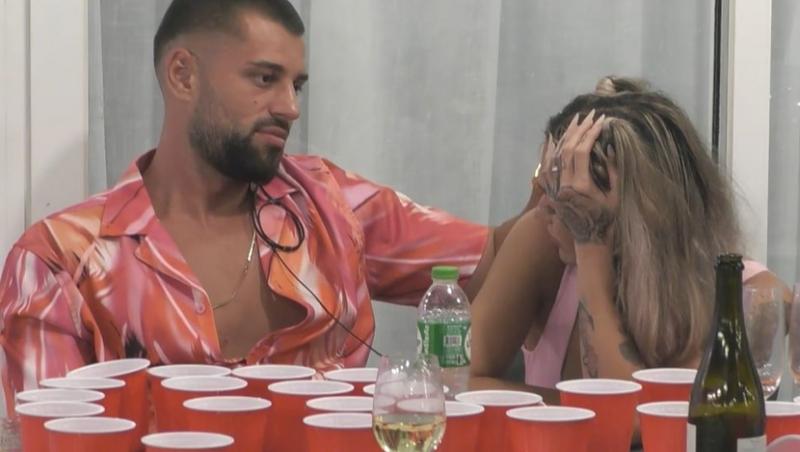 Insula Iubirii Plus, sezonul 9. Gesturile intime pe sub masă nedifuzate la TV. Ce promisiune a rugat-o Teo pe Ella să îi facă