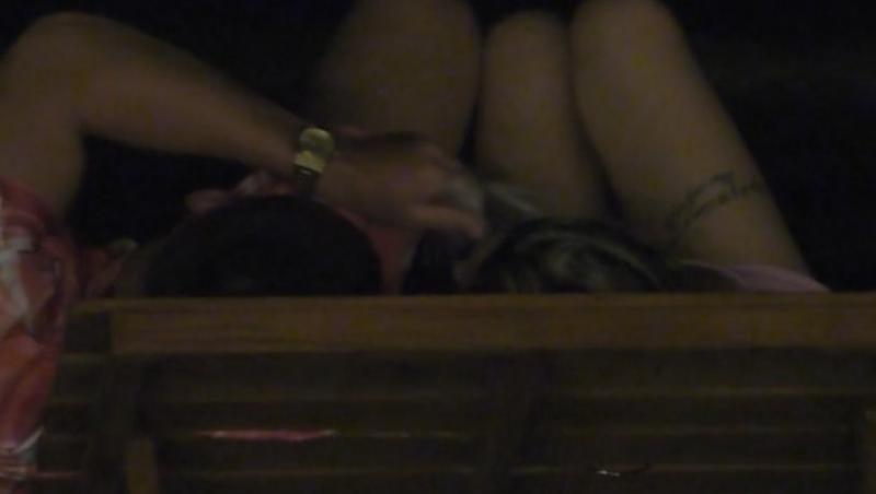 Insula Iubirii Plus, sezonul 9. Gesturile intime pe sub masă nedifuzate la TV. Ce promisiune a rugat-o Teo pe Ella să îi facă