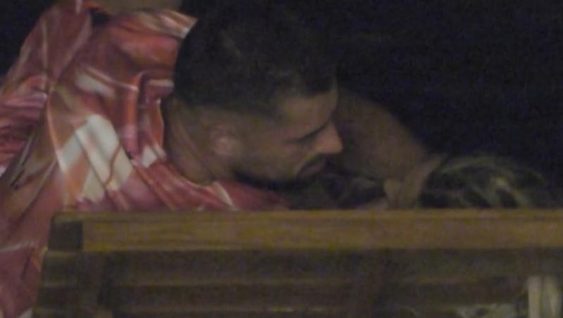 Insula Iubirii Plus, sezonul 9. Gesturile intime pe sub masă nedifuzate la TV. Ce promisiune a rugat-o Teo pe Ella să îi facă