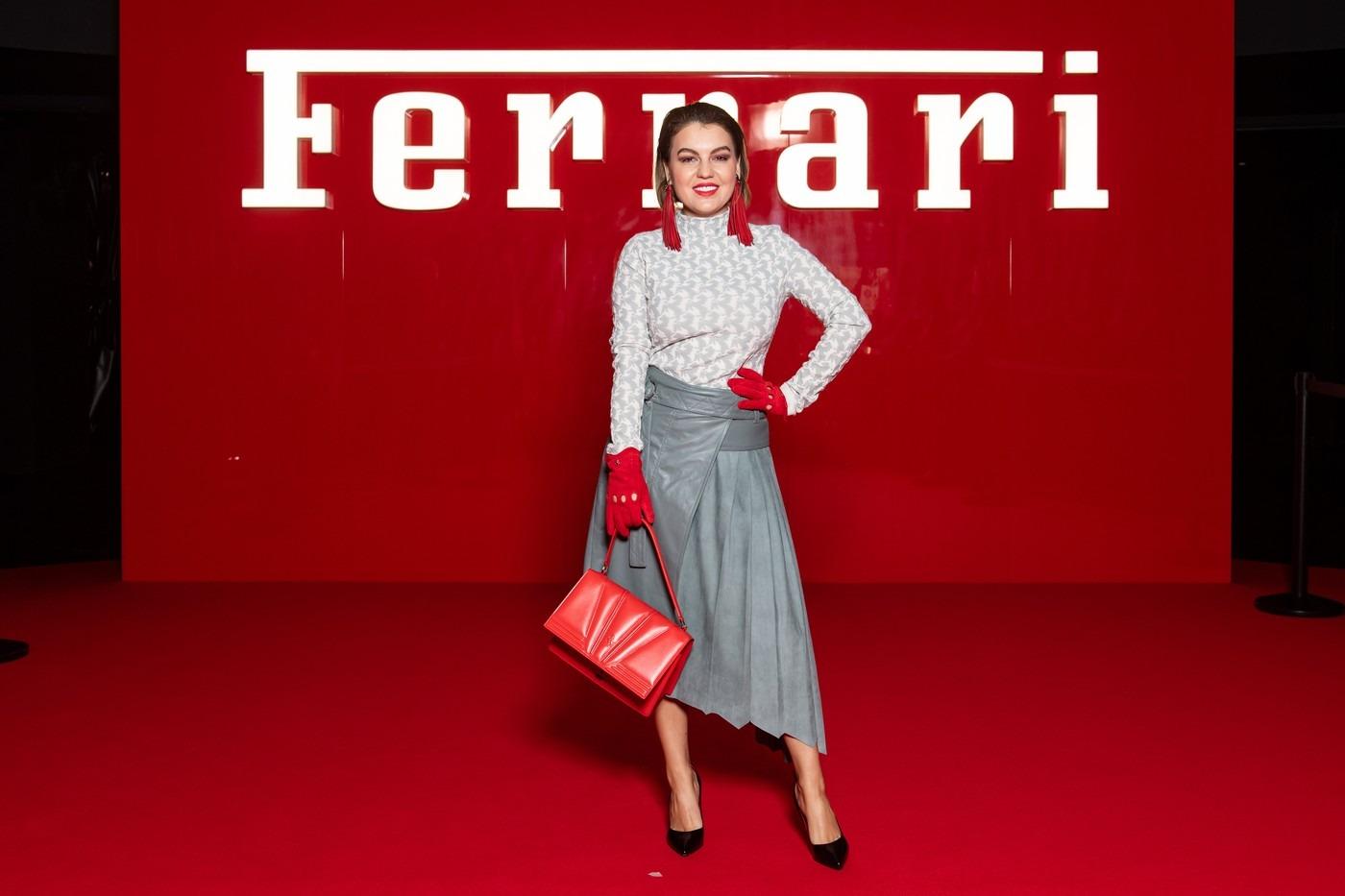 Romina Gingașu îmbrăcată într-o ținută elegantă, la o prezentare Ferrari