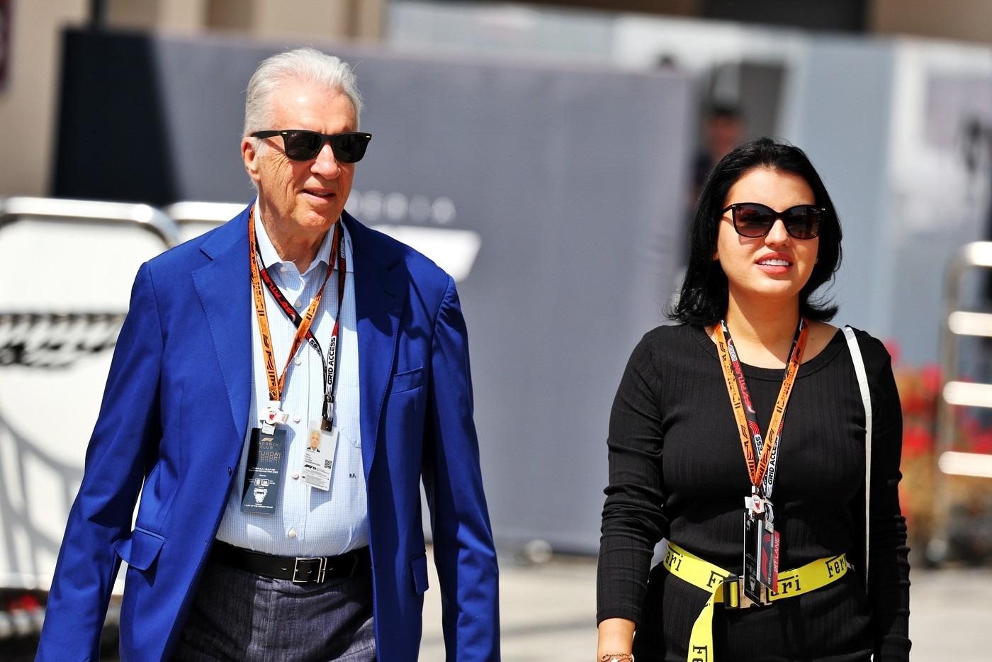 Romina Gingașu mergând alături de Piero Ferrari, ambii îmbrăcați elegant